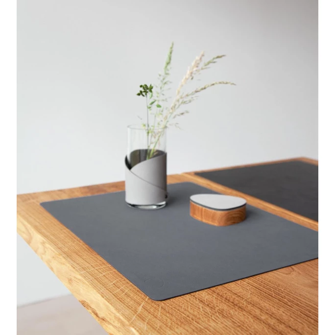 Rabatt ✔️ Lind DNA Double Square Nupo Tischset - 4er Set - 4er Set - 35x45 Cm - Dark Blue/black 👏 6 Rabatt ✔️ Lind DNA Double Square Nupo Tischset - 4er Set - 4er Set - 35x45 Cm - Dark Blue/black 👏 – Bild 4