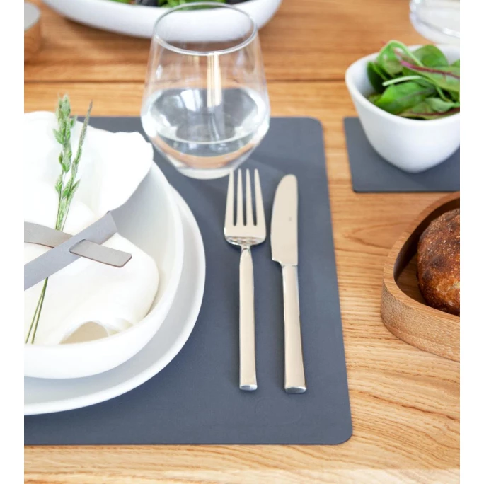 Rabatt ✔️ Lind DNA Double Square Nupo Tischset - 4er Set - 4er Set - 35x45 Cm - Dark Blue/black 👏 8 Rabatt ✔️ Lind DNA Double Square Nupo Tischset - 4er Set - 4er Set - 35x45 Cm - Dark Blue/black 👏 – Bild 6