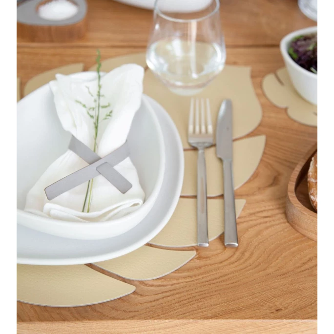 Rabatt ✔️ Lind DNA Monstera Leaf Hippo Tischset - 4er Set - 4er Set - Größe L: 42x35 Cm - Gold 😍 4 Rabatt ✔️ Lind DNA Monstera Leaf Hippo Tischset - 4er Set - 4er Set - Größe L: 42x35 Cm - Gold 😍 – Bild 2